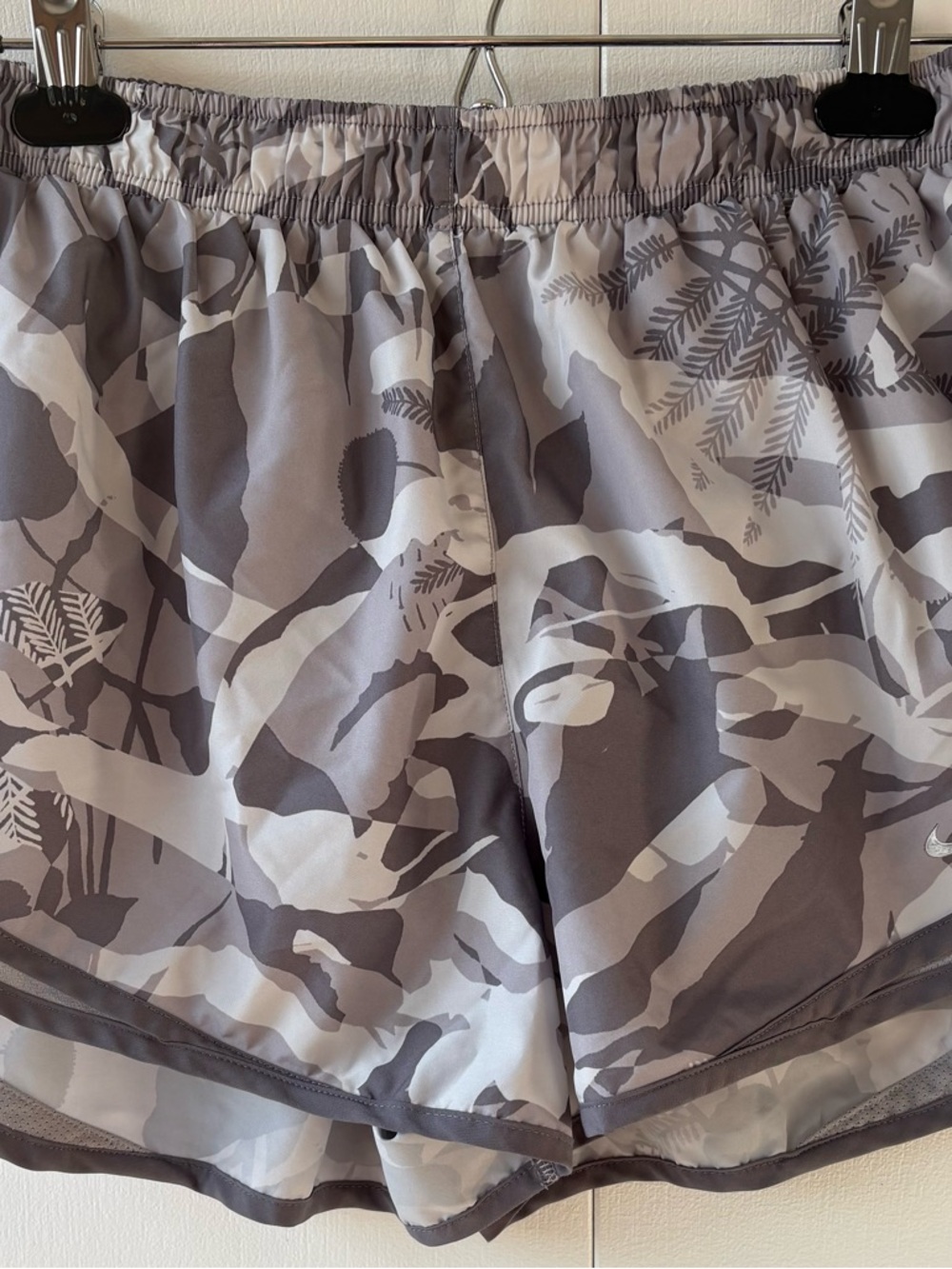 Nike Women’s  Dri-Fit Gray & White Camo Training Shorts Size Large